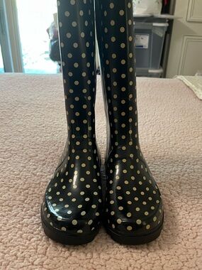 NWOT Hot in Hollywood Black Rain Boots with Cream Polka Dots, size 10